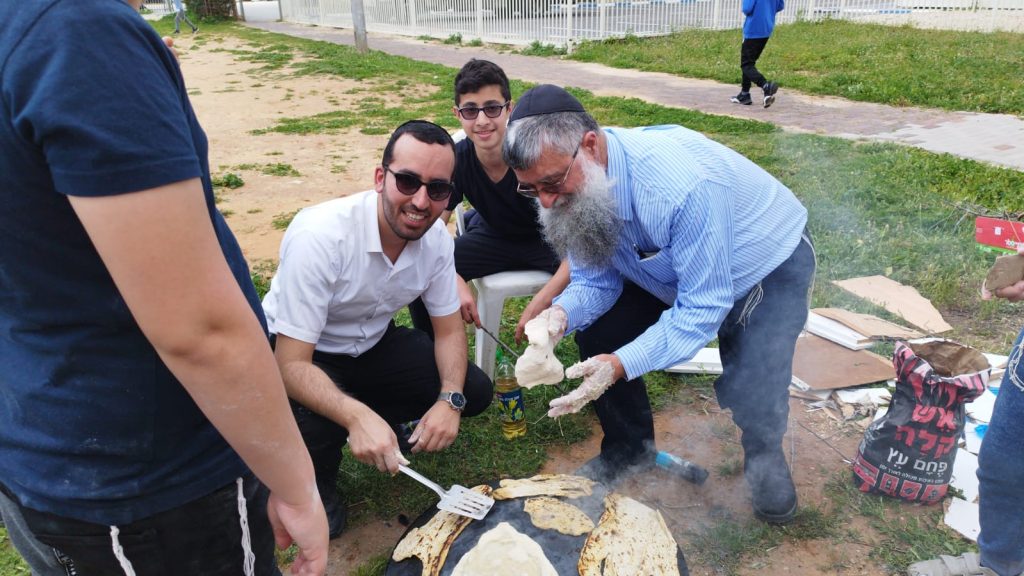 אפיית מצות